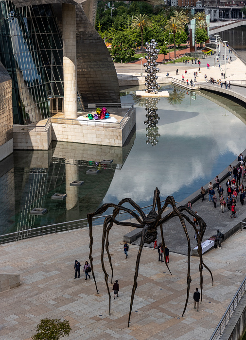 Blick von der Puente de La Salve: Abando mit dem Guggenheim-Museum Bilbao Maman (von Louise Bourgeois)