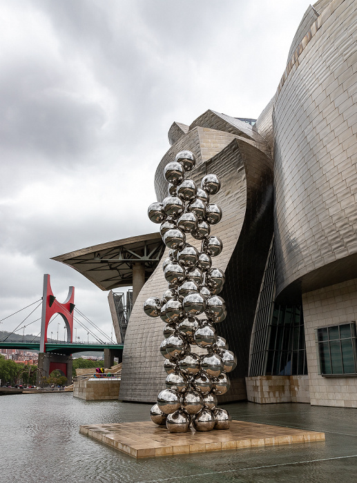 Abando: Guggenheim-Museum Bilbao mit dem Tall Tree and the Eye (von Anish Kapoor) Puente de La Salve