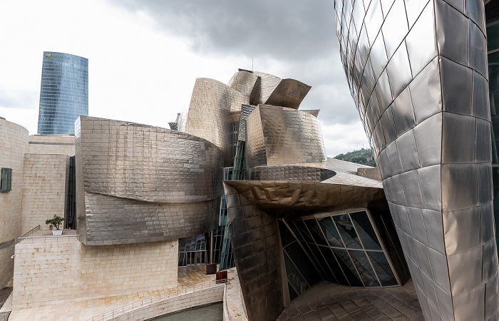 Blick von der Puente de La Salve: Guggenheim-Museum Bilbao Torre Iberdrola