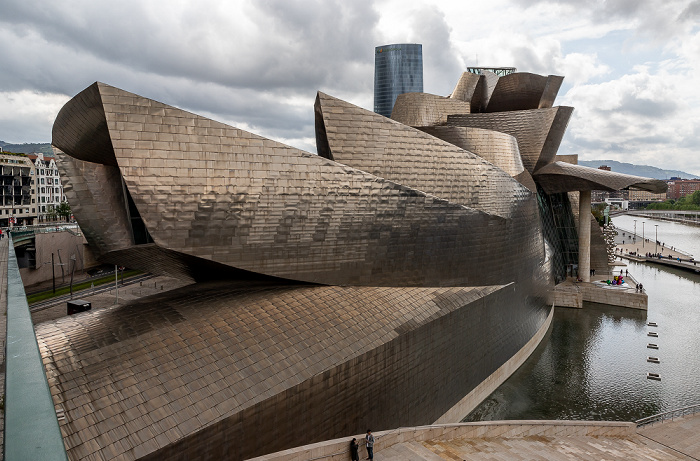 Blick von der Puente de La Salve: Guggenheim-Museum Bilbao Torre de La Salve