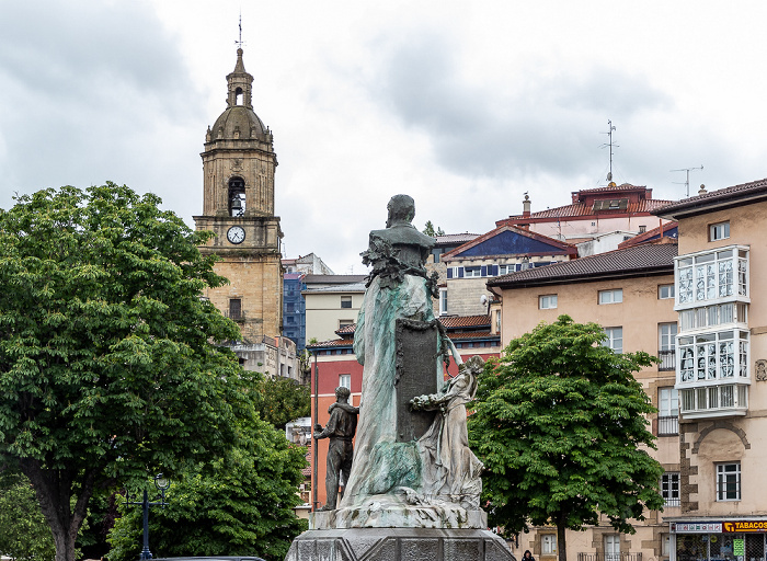 Portugalete Casco Viejo: Plaza del Solar - Monumento a Víctor Chávarri Basílica de Santa María