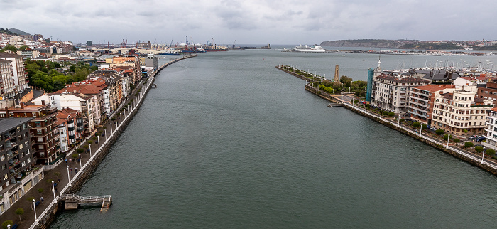Portugalete Blick von der Schwebefähre Puente de Vizcaya (Puente Colgante): Ría de Bilbao