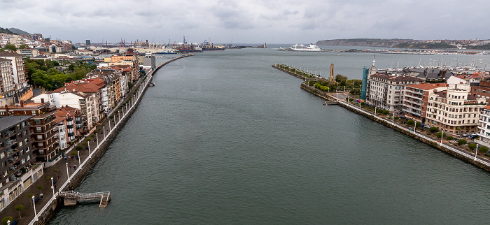 Blick von der Schwebefähre Puente de Vizcaya (Puente Colgante): Ría de Bilbao Portugalete