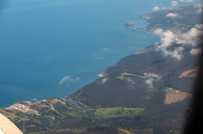 Baskenland Golf von Biskaya 2019-05-20 Flug DLH1893 Bilbao (BIO/LEBB) - München Franz Josef Strauß (MUC/EDDM) Bakio Central nuclear de Lemóniz Gaztelugatxeko San Juan Isla de Aquech Luftbild aerial photo