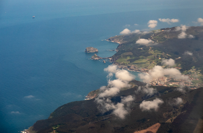 Baskenland Golf von Biskaya 2019-05-20 Flug DLH1893 Bilbao (BIO/LEBB) - München Franz Josef Strauß (MUC/EDDM) Bakio Gaztelugatxeko San Juan Isla de Aquech Luftbild aerial photo