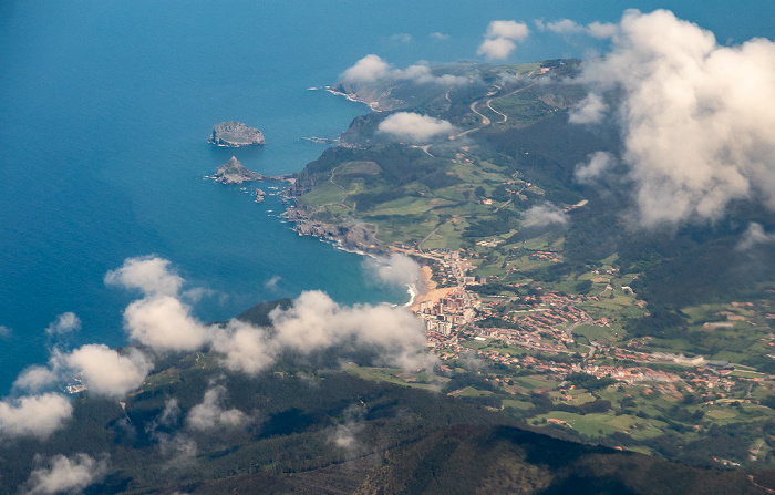 Baskenland Golf von Biskaya, Bakio 2019-05-20 Flug DLH1893 Bilbao (BIO/LEBB) - München Franz Josef Strauß (MUC/EDDM) Gaztelugatxeko San Juan Isla de Aquech Luftbild aerial photo