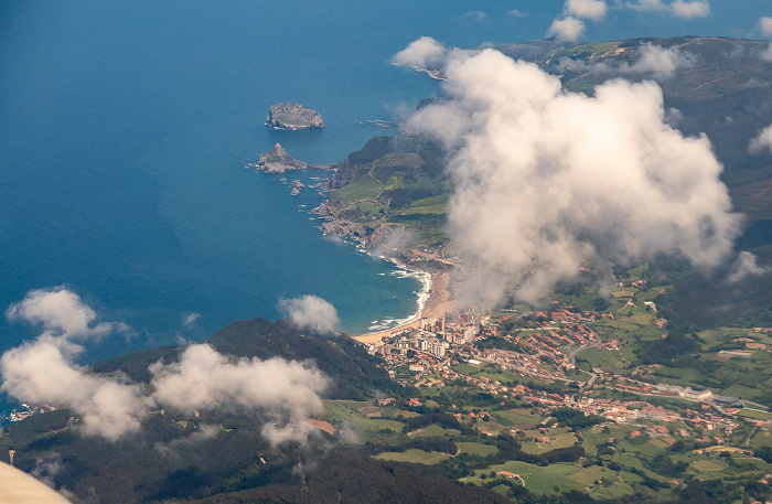 Baskenland Golf von Biskaya, Bakio 2019-05-20 Flug DLH1893 Bilbao (BIO/LEBB) - München Franz Josef Strauß (MUC/EDDM) Gaztelugatxeko San Juan Isla de Aquech Luftbild aerial photo