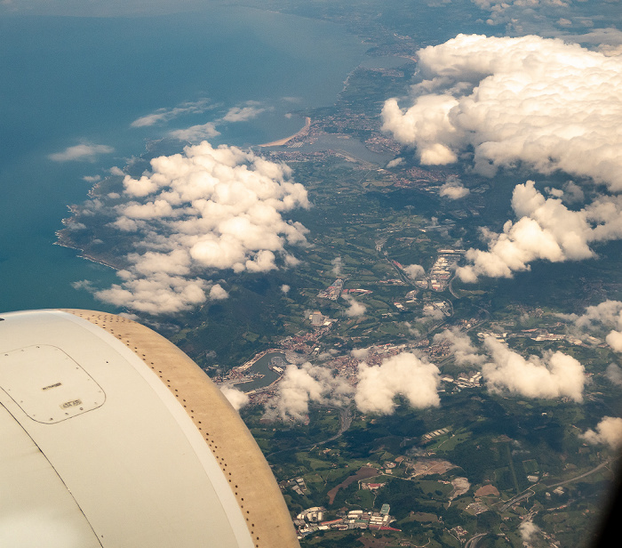 Baskenland Golf von Biskaya, Spanien (unten), Frankreich (oben) 2019-05-20 Flug DLH1893 Bilbao (BIO/LEBB) - München Franz Josef Strauß (MUC/EDDM) Bidasoa Irún Luftbild aerial photo