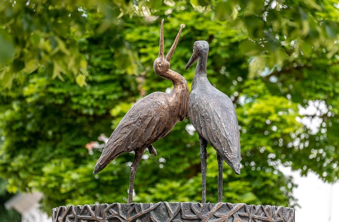 Dorfplatz: Störchedenkmal Pfohren