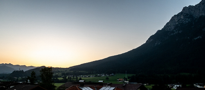 Blick aus dem Hotel Sattlerwirt: Chiemgauer Alpen (links), Kaisergebirge (Zahmer Kaiser) (rechts) Ebbs