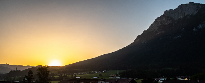 Ebbs Blick aus dem Hotel Sattlerwirt: Chiemgauer Alpen (links), Kaisergebirge (Zahmer Kaiser) (rechts) Wallfahrtskirche hl. Nikolaus (St. Nikolausberg)