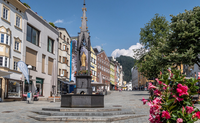 Kufstein Altstadt: Unterer Stadtplatz mit Marienbrunnen