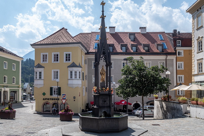 Kufstein Altstadt: Unterer Stadtplatz mit Marienbrunnen