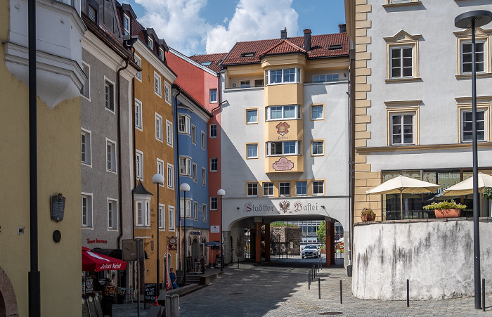 Kufstein Altstadt: Unterer Stadtplatz mit Stadttor Bastei