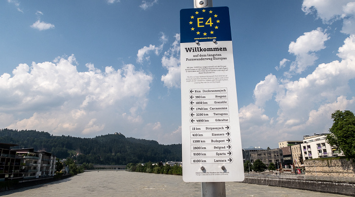 Innbrücke Münchner Straße: Hinweisschild zum Europäischen Fernwanderweg E4 Kufstein