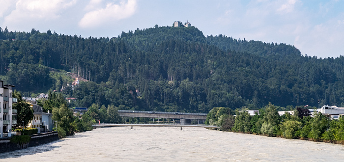 Kufstein Blick von der Innbrücke Münchner Straße: Inn mit Fischergries-Steg, Innbrücke Wildbichler Straße B 175 und Innbrücke Autobahn A 12