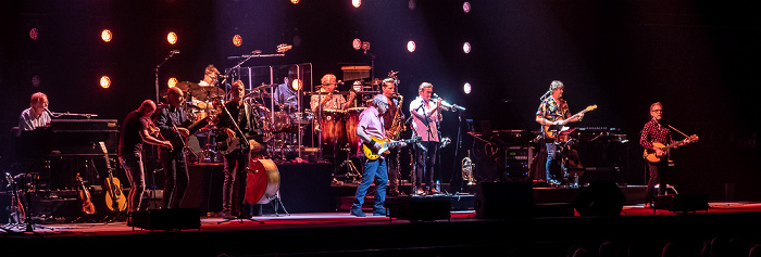 Olympiahalle: Mark Knopfler München Jim Cox (Piano), John McCusker (Fiddle, Cittern), Mike McGoldrick (Pipes, Whistle, Flute), Ian Thomas (Washboard, Drums), Glenn Worf (Bass), Danny Cummings (Percussion), Mark Knopfler (Guitar), Graeme Blevins (Saxophone), Tom Walsh (Trumpet), Guy Fletcher (Keyboards, Musical Director), Richard Bennett (Guitar)