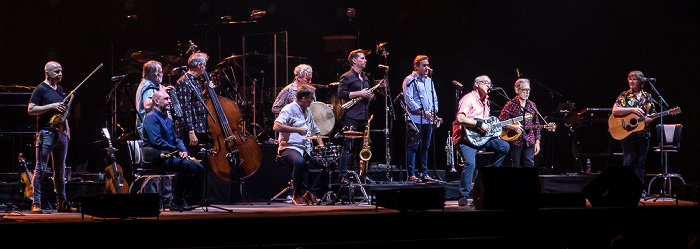 Olympiahalle: Mark Knopfler München John McCusker, Jim Cox, Mike McGoldrick, Glenn Worf, Ian Thomas, Danny Cummings, Graeme Blevins, Tom Walsh, Mark Knopfler, Richard Bennett, Guy Fletcher