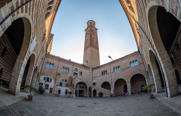 Centro Storico (Altstadt): Cortile del Mercato Vecchio, Palazzo della Ragione, Torre dei Lamberti Verona