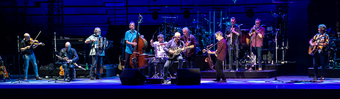 Arena di Verona: Mark Knopfler Verona John McCusker (Fiddle, Cittern), Mike McGoldrick (Pipes, Whistle, Flute), Jim Cox (Piano), Glenn Worf (Bass), Ian Thomas (Washboard, Drums), Mark Knopfler (Guitar), Danny Cummings (Percussion), Richard Bennett (Guitar), Graeme Blevins (Saxophone), Tom Walsh (Trumpet), Guy Fletcher (Keyboards, Musical Director)