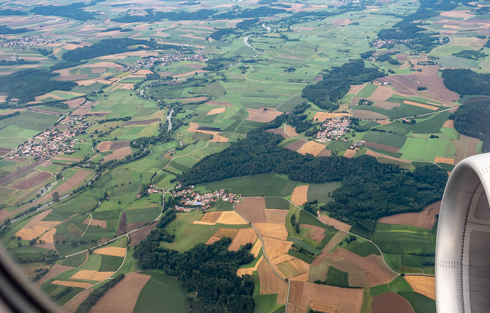 Bayern - Landkreis Freising: Freising 2019-08-10 Flug DLH2510 München Franz Josef Strauß (MUC/EDDM) - Birmingham (BHX/EGBB) Amper Burghausen (Kirchdorf) Helfenbrunn Palzing Wippenhausen Luftbild aerial photo