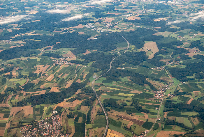 Bayern - Landkreis Pfaffenhofen an der Ilm: Bundesautobahn A 93 2019-08-10 Flug DLH2510 München Franz Josef Strauß (MUC/EDDM) - Birmingham (BHX/EGBB) Gebrontshausen Hüll Oberlauterbach Wolnzach Luftbild aerial photo