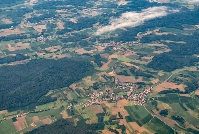 Bayern - Landkreis Pfaffenhofen an der Ilm: Niederlauterbach (unten), Rottenegg (oberhalb der Bildmitte) 2019-08-10 Flug DLH2510 München Franz Josef Strauß (MUC/EDDM) - Birmingham (BHX/EGBB) Lauterbacher Holz Luftbild aerial photo