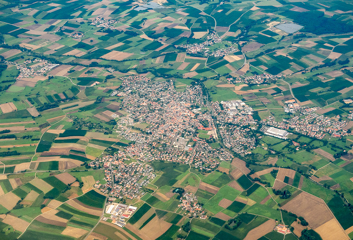 Bayern - Landkreis Pfaffenhofen an der Ilm: Geisenfeld 2019-08-10 Flug DLH2510 München Franz Josef Strauß (MUC/EDDM) - Birmingham (BHX/EGBB) WOLF Anlagen-Technik GmbH & Co. KG Luftbild aerial photo