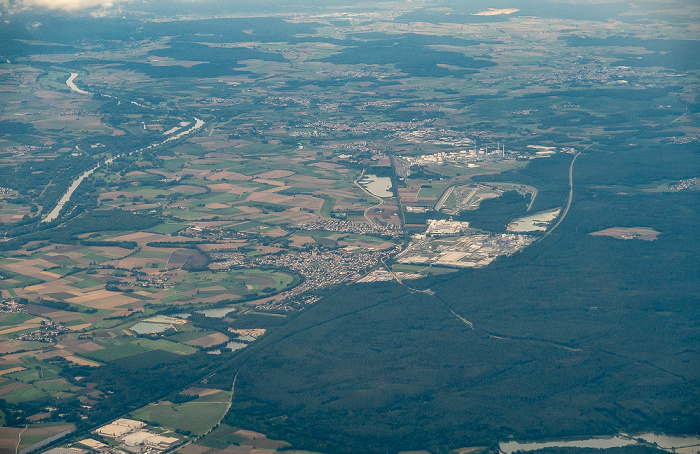 Bayern - Landkreis Pfaffenhofen an der Ilm mit Münchsmünster / Landkreis Kelheim (oben) mit Neustadt an der Donau 2019-08-10 Flug DLH2510 München Franz Josef Strauß (MUC/EDDM) - Birmingham (BHX/EGBB) Audi Prüfgelände Neustadt a.d.D. Bayernoil Raffinerie Neustadt a.d.D. Luftbild aerial photo