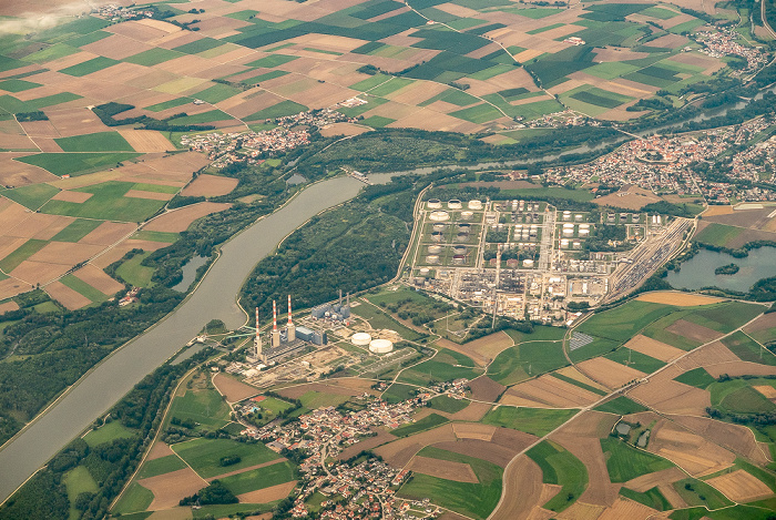 Bayern - Landkreis Pfaffenhofen an der Ilm: Donau 2019-08-10 Flug DLH2510 München Franz Josef Strauß (MUC/EDDM) - Birmingham (BHX/EGBB) Bayernoil Raffinerie Vohburg Irsching Kraftwerk Irsching Menning Vohburg an der Donau Luftbild aerial photo