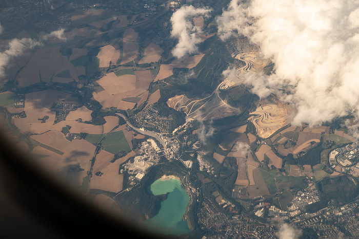 Nordrhein-Westfalen - Kreis Mettmann: Wülfrath mit Wülfrather See (Kalksteinbruch) 2019-08-10 Flug DLH2510 München Franz Josef Strauß (MUC/EDDM) - Birmingham (BHX/EGBB) Kalksteinbruch Rohdenhaus Kalksteinbruch Silberberg Luftbild aerial photo