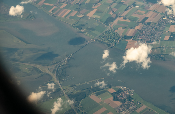 Provinz Zuid-Holland Haringvliet mit der Haringvlietbrug (Rijksweg A29) 2019-08-10 Flug DLH2510 München Franz Josef Strauß (MUC/EDDM) - Birmingham (BHX/EGBB) Golfclub Cromstrijen Numansdorp Rijksweg A59 Vestingwerken van Willemstad Luftbild aerial photo