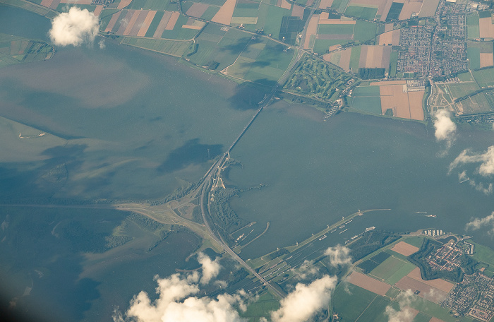 Provinz Zuid-Holland Haringvliet mit der Haringvlietbrug (Rijksweg A29) 2019-08-10 Flug DLH2510 München Franz Josef Strauß (MUC/EDDM) - Birmingham (BHX/EGBB) Golfclub Cromstrijen Numansdorp Rijksweg A59 Vestingwerken van Willemstad Luftbild aerial photo