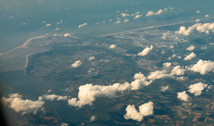 Nordsee und v.l. Deltageul mit dem Haringvlietdam, Insel Voorne-Putten, Europoort, Nieuwe Waterweg (Scheur (Rhein)), Westland Provinz Zuid-Holland