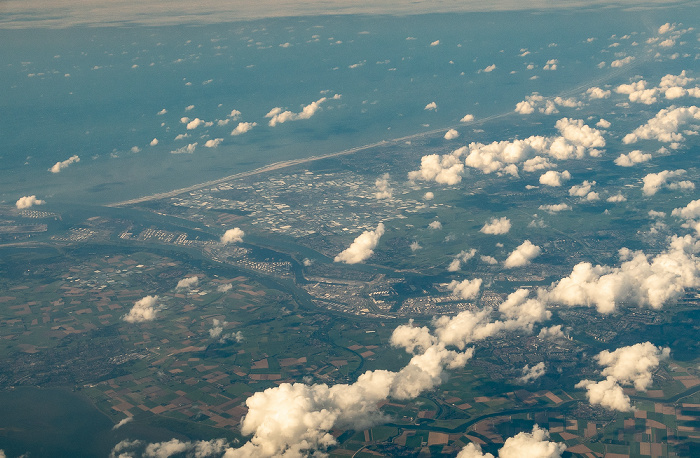 Nordsee und v.l. Insel Voorne-Putten, Europoort, Nieuwe Waterweg (Scheur (Rhein)), Westland Provinz Zuid-Holland