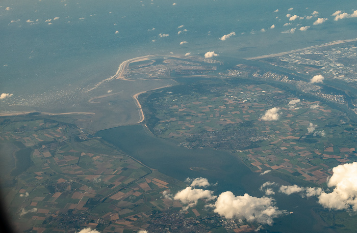 Provinz Zuid-Holland Nordsee und v.l. Deltageul mit dem Haringvlietdam, Insel Voorne-Putten, Europoort, Nieuwe Waterweg (Scheur (Rhein)), Westland 2019-08-10 Flug DLH2510 München Franz Josef Strauß (MUC/EDDM) - Birmingham (BHX/EGBB) Maasvlakte Luftbild aerial photo