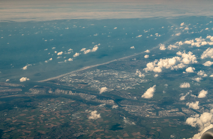 Provinz Zuid-Holland Nordsee und v.l. Insel Voorne-Putten, Europoort, Nieuwe Waterweg (Scheur (Rhein)), Westland 2019-08-10 Flug DLH2510 München Franz Josef Strauß (MUC/EDDM) - Birmingham (BHX/EGBB) Luftbild aerial photo