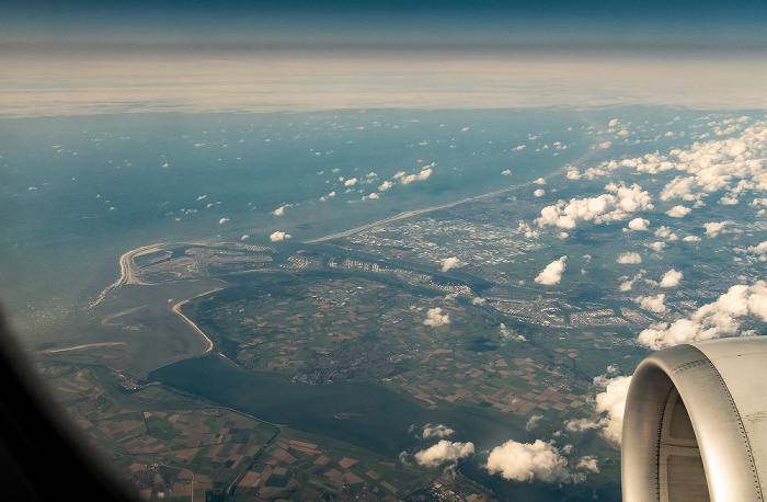 Provinz Zuid-Holland Nordsee und v.l. Deltageul mit dem Haringvlietdam, Insel Voorne-Putten, Europoort, Nieuwe Waterweg (Scheur (Rhein)), Westland 2019-08-10 Flug DLH2510 München Franz Josef Strauß (MUC/EDDM) - Birmingham (BHX/EGBB) Maasvlakte Luftbild aerial photo