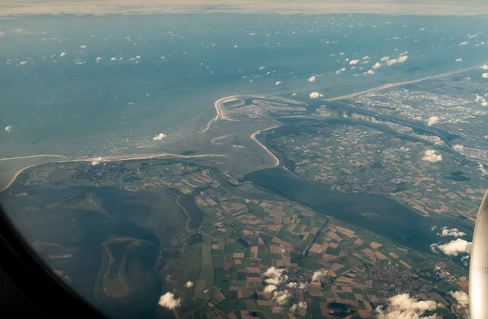 Nordsee und v.l. Grevelingenmeer, Goeree-Overflakkee mit Westvoorn, Deltageul mit dem Haringvlietdam, Insel Voorne-Putten, Europoort, Nieuwe Waterweg (Scheur (Rhein)), Westland Provinz Zuid-Holland