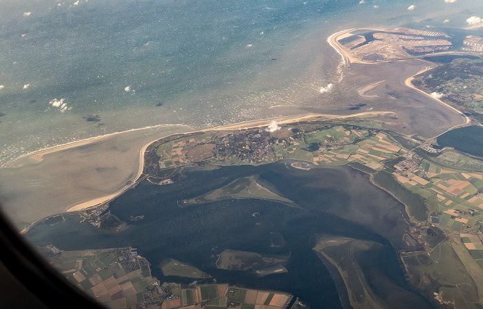 Nordsee und v.l. Grevelingenmeer, Goeree-Overflakkee mit Westvoorn, Deltageul mit dem Haringvlietdam, Insel Voorne-Putten, Maasvlakte (Rotterdam) Provinz Zuid-Holland