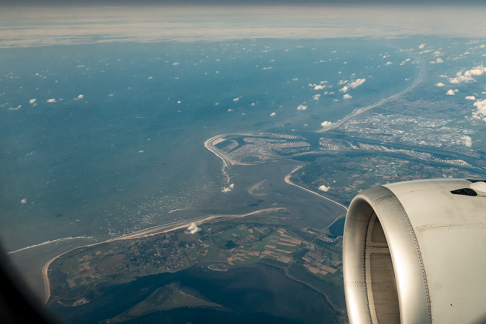 Nordsee und v.l. Grevelingenmeer, Goeree-Overflakkee mit Westvoorn, Deltageul mit dem Haringvlietdam, Insel Voorne-Putten, Europoort, Nieuwe Waterweg (Scheur (Rhein)), Westland Provinz Zuid-Holland