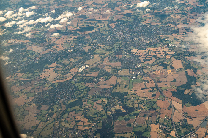 Hertfordshire Radlett (links unterhalb der Bildmitte), St Albans (rechts oben) 2019-08-10 Flug DLH2510 München Franz Josef Strauß (MUC/EDDM) - Birmingham (BHX/EGBB) Motorway M25 (London Orbital Motorway) Luftbild aerial photo