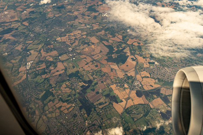 Hertfordshire St Albans (links oben), Radlett (links unten), Elstree and Borehamwood (unten), Potters Bar (rechts in der Bildmitte) 2019-08-10 Flug DLH2510 München Franz Josef Strauß (MUC/EDDM) - Birmingham (BHX/EGBB) Motorway M1 Motorway M25 (London Orbital Motorway) Luftbild aerial photo