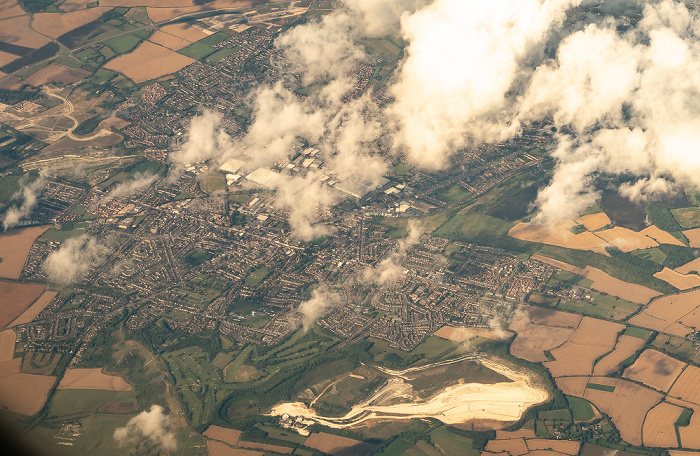 Bedfordshire Dunstable 2019-08-10 Flug DLH2510 München Franz Josef Strauß (MUC/EDDM) - Birmingham (BHX/EGBB) Kensworth Quarry Luftbild aerial photo