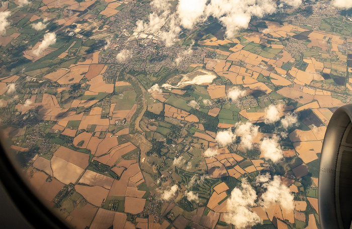 Bedfordshire Dunstable 2019-08-10 Flug DLH2510 München Franz Josef Strauß (MUC/EDDM) - Birmingham (BHX/EGBB) Kensworth Quarry Luftbild aerial photo