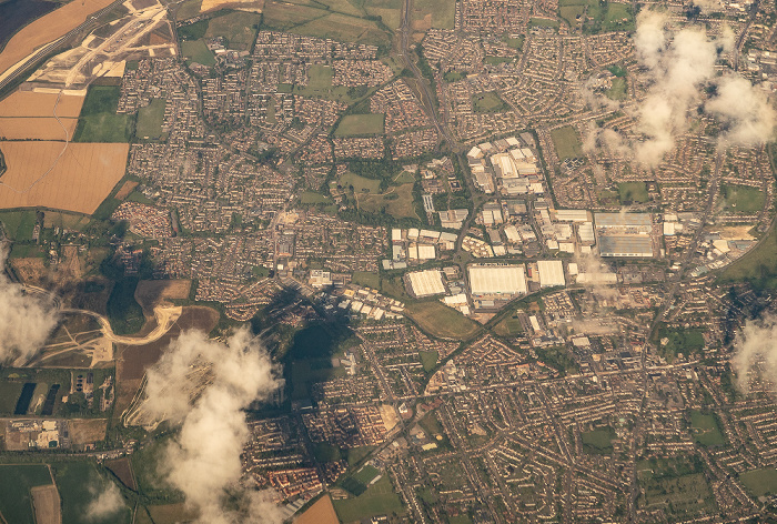 Bedfordshire Dunstable (unten), Houghton Regis 2019-08-10 Flug DLH2510 München Franz Josef Strauß (MUC/EDDM) - Birmingham (BHX/EGBB) Luftbild aerial photo