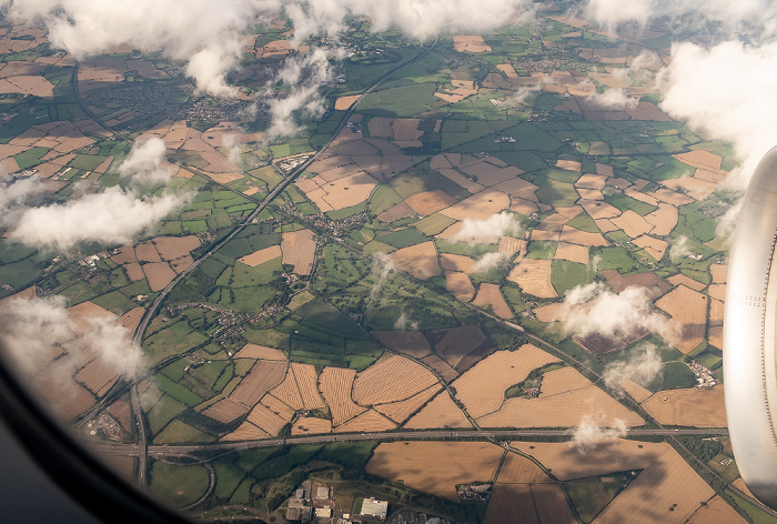 Motorway M6 (unten), Trent Valley Line (Bildmitte), Motorway M69 (links) Warwickshire