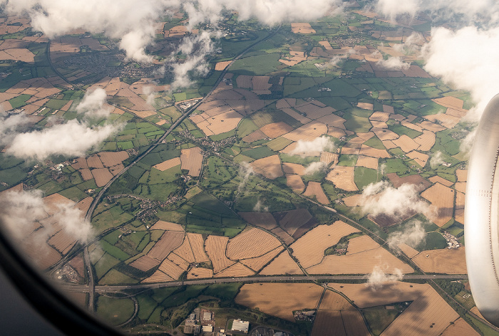 Warwickshire Motorway M6 (unten), Trent Valley Line (Bildmitte), Motorway M69 (links) 2019-08-10 Flug DLH2510 München Franz Josef Strauß (MUC/EDDM) - Birmingham (BHX/EGBB) Ansty Golf Centre Ansty Interchange Ansty Park Luftbild aerial photo