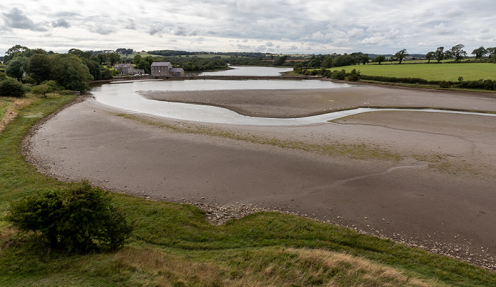 Blick vom Carew Castle: Carew River und Carew Tidal Mill Carew