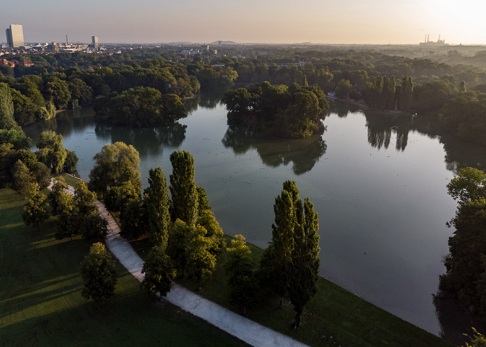 München Englischer Garten: Kleinhesseloher See mit Kurfürsteninsel (links) und Königsinsel Heizkraftwerk München-Nord Highlight Towers Luftbild aerial photo